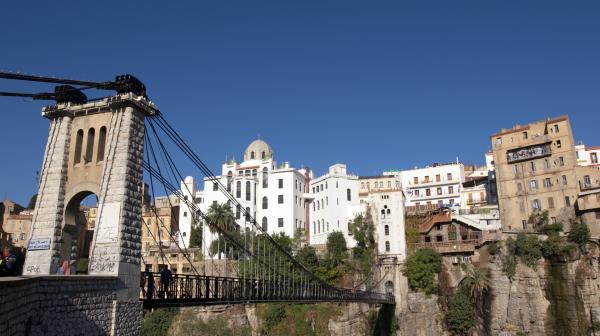 Bild 1 von 6: Die Stadt Constantine im Osten Algeriens liegt auf einem mächtigen Plateau, das von einer über 150 Meter tiefen Schlucht durchzogen wird. Mehrere Brücken überspannen diese und verbinden die Stadtteile miteinander.