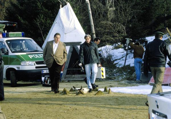 Bild 1 von 5: Im Bild: Benno (Ottfried Fischer, li.) und der Amtsarzt (Nino Korda) untersuchen den Todesfall.