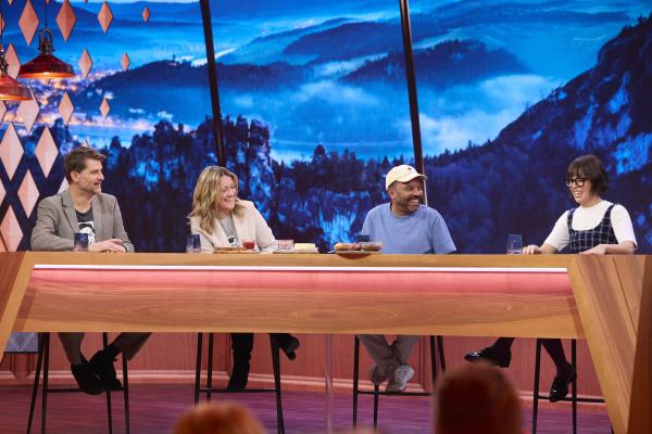 Bild 1 von 18: Von links: Michael Altinger, Lisa Feller, Simon Pearce und Eva Karl Faltermeier.