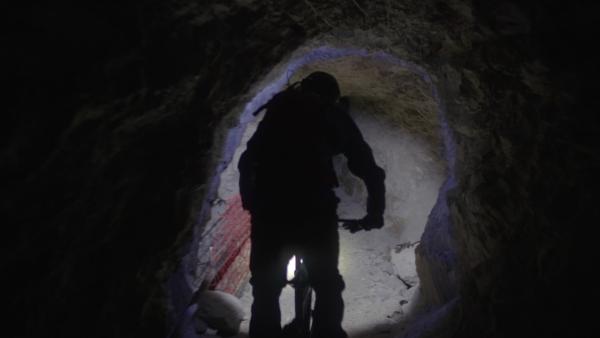Bild 1 von 3: Finster, steil und rutschig: Der Mountainbike-Trail im stillgelegten Bergwerk von Me?ica ist selbst für Könner eine Herausforderung.