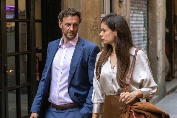 Bild 1 von 1: Immer wieder trifft sich der britische Konsul Sam Henderson (Steven Cree) heimlich mit der Anwältin Mariona Cabell (Laia Costa).
