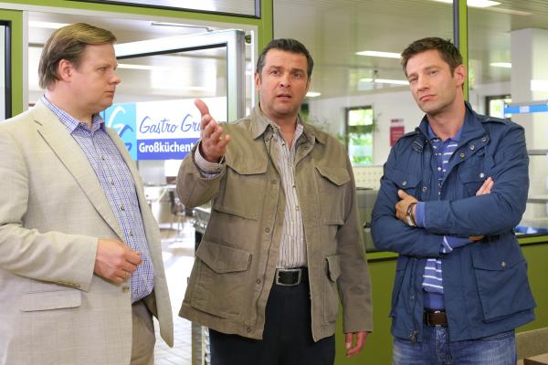 Bild 1 von 3: Nachdem Jo (Christian K. Schaeffer, M.) die Gastronomie-Unternehmerin Gruber tot aufgefunden hat, kann er den Cops Hansen (Igor Jeftic, r.) und Hartl (Michael A. Grimm, l.) erste Hinweise liefern.