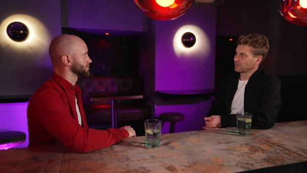 Bild 1 von 3: Dorian im Gespräch mit Christoph Feurstein. Dorian ist 29 und schwer Chemsex süchtig. Christoph Feurstein hat ihn eineinhalb Jahre lang auf dem schwierigen Weg der Entwöhnung mit einigen Rückfällen begleitet.