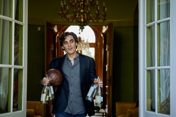Bild 1 von 8: Die Stimmung bei Arts Geburtstagsfeier ist gelöst. Quinten (Bart Bijnens) bringt die Utensilien für eine Partie Flaschenfußball nach draußen.