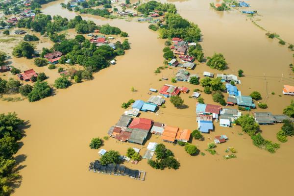 Bild 1 von 2: Ungefähr 40 Prozent der Weltbevölkerung lebt in einem Radius von hundert Kilometern zur Küste und wird somit von steigenden Meeresspiegeln bedroht.
