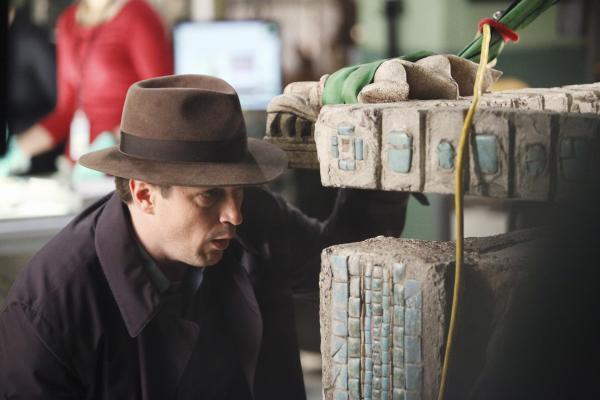 Bild 1 von 37: Richard Castle (Nathan Fillion) wirft einen Blick in den Sarg des Maya-Königs ...