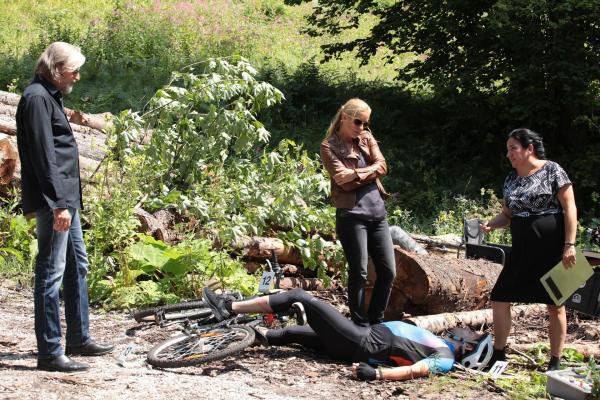 Bild 1 von 12: Im Bild (v.li.): Stefan Jürgens (Carl Ribarski), Lilian Klebow (Penny Lanz), Maria Happel (Dr. Franziska Beck).