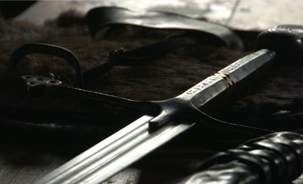 Bild 1 von 2: Rekonstruiertes Galloglass-Breitschwert von Boyd Rankin - Rundknauf mit konzentrischen Kreisen, verziertes Heft, dreifache Hohlkehle.