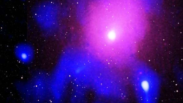 Bild 1 von 3: Im Galaxiehaufen Ophiuchus entdeckten Astronomen Spuren der bislang größten bekannten Explosion im Universum, wahrscheinlich entstanden bei der Explosion eines supermassereichen Schwarzen Lochs.