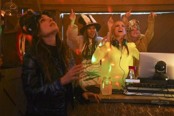 Bild 1 von 13: Sierra (Nicole Richie, r.)