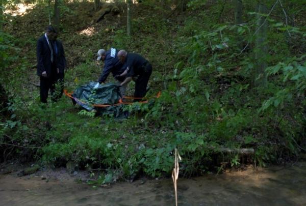Bild 1 von 1: Als ein Jogger an einem Abhang eine bis zur Unkenntlichkeit verstümmelte Leiche entdeckt, müssen Lt. Joe Kenda (Carl Marino, l.) und sein Team nicht nur die Identität des Opfers, sondern auch die Teile einer unglücklichen Dreiecksbeziehung entschlüsseln ...