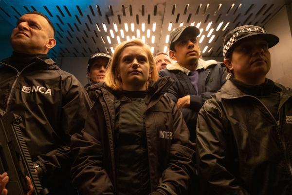 Bild 1 von 14: Agent Simonds (Alicia Agneson, M.) und eine ganze Reihe von FBI-Agenten sollen den Kronzeugen Nick Murch (Amit Shah, 2.v.r.) in London beschützen.