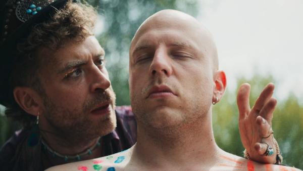 Bild 1 von 5: Ronnerk (Nicolai Gonther) trifft auf seinem Trip durch das Wunderland auf den Hutmacher (Enrique Fiß).