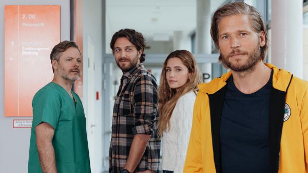 Bild 1 von 15: Nach den positiven Nachrichten von Dr. Nick Aichstetter (Nicholas Reinke, l.) steht der Hochzeit von Sofia Conti (Mitsou Jung, 2.v.r.) und Stefan Bergstätter (Frederik Götz, 2.v.l.) nichts mehr im Weg. Und Markus Kofler (Sebastian Ströbel, r.) kommt dabei eine besondere Ehre zuteil.