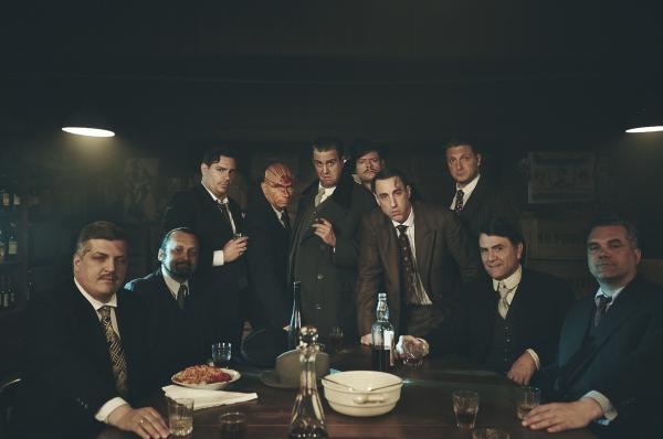 Bild 1 von 3: Al Capone (Bastian Pastewka) umringt von seinen Mafiosi (von hinten links: Paul Sedlmeir, Carsten Strauch, Max Giermann, Alexander Schubert und Holger Stockhaus).