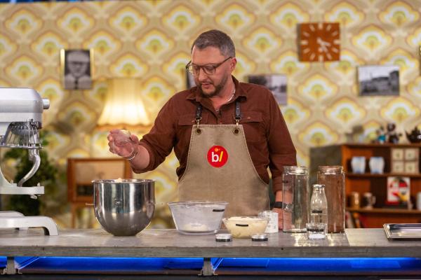 Bild 1 von 12: Produktentwickler Sebastian Lege zeigt, wie viel Produkte aus der DDR noch mit dem Original zu tun haben.