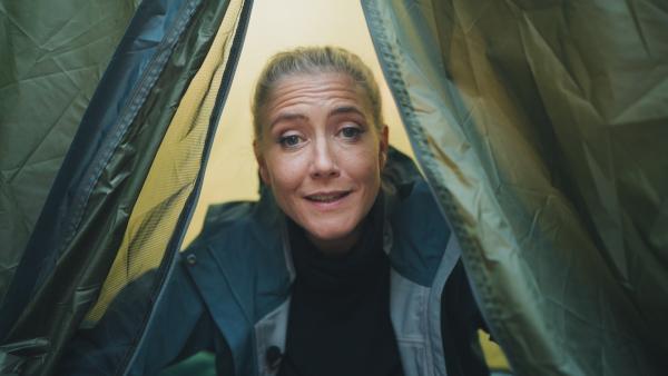 Bild 1 von 4: Irgendwo im Nirgendwo: Mit vollem Körpereinsatz testet Pia Osterhaus \