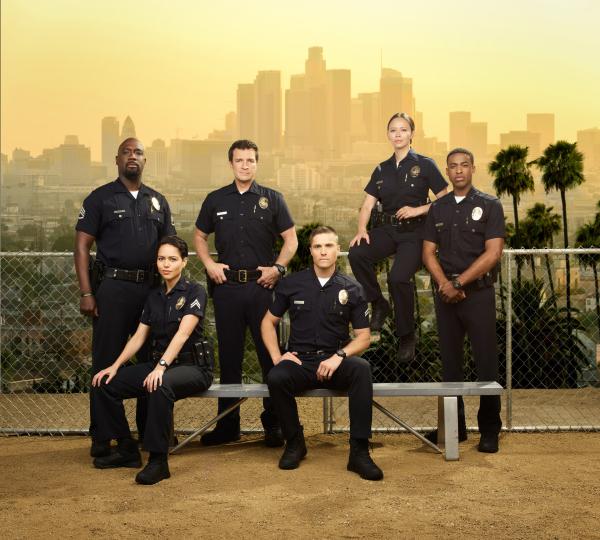 Bild 1 von 3: Die Rookies und ihre Ausbilder stellen sich unter dem Kommando von  Sergeant Grey (Richard T. Jones, l.) weiterhin den Verbrechen in L.A. entgegen. Während Nolan (Nathan Fillion, 3.v.l.) zeitweise mit Grey fährt, stärkt  Lopez (Alyssa Diaz, 2.v.l.) den moralischen Kompass von West (Titus Makin Jr., r.) und Bradford (Eric Winter, 3.v.r.) stellt Chen (Melissa O'Neil, 2.v.r.) weiterhin auf die Probe.