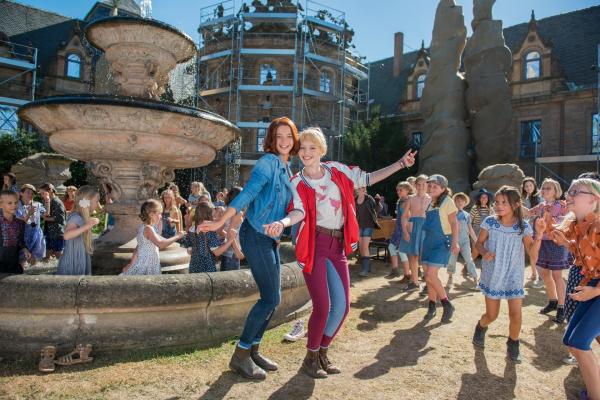 Bild 1 von 14: Großes Tohuwabohu auf Schloss Falkenstein und Bibi (Lina Larissa Strahl, r.) und Tina (l. Lisa-Marie Koroll) mittendrin.