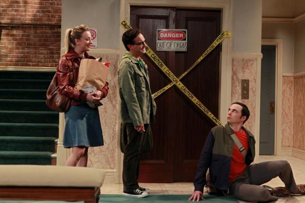 Bild 1 von 11: Bei ihnen herrscht häufig das Chaos: Leonard (Johnny Galecki, M.), Sheldon (Jim Parsons, r.) und Penny (Kaley Cuoco, l.) ...