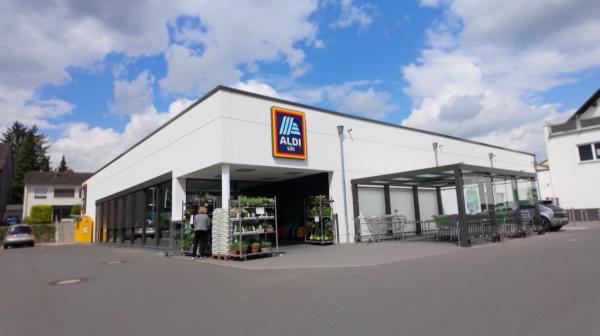 Bild 1 von 4: Rund 18 Milliarden Euro Umsatz macht allein Aldi Süd in Deutschland pro Jahr. Gemeinsam mit Aldi Nord handelt es sich damit um Deutschlands größten Discounter. Wie schneidet Aldi im Vergleich zur Konkurrenz ab?