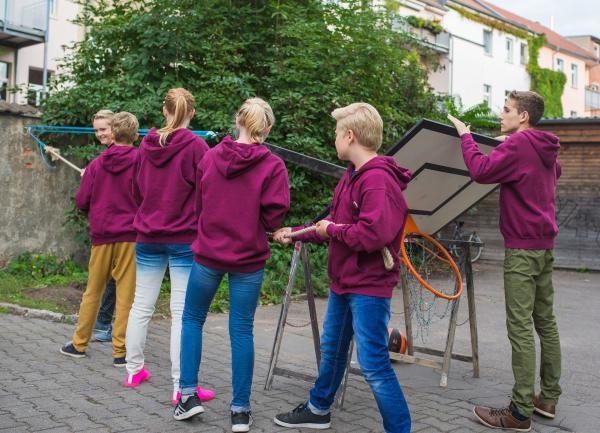 Bild 1 von 6: Der geheime Zirkel stellt auf dem Internatshof einen Basketball-Korb auf.