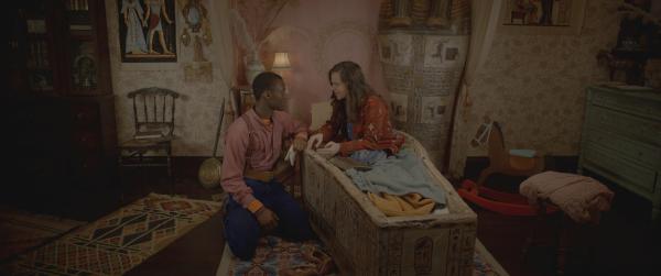 Bild 1 von 3: Will (Nana Agyeman-Bediako) macht sich Sorgen um Theos (Eloise Little) Gesundheit. Aber Theo ist schon wieder einen Schritt weiter.