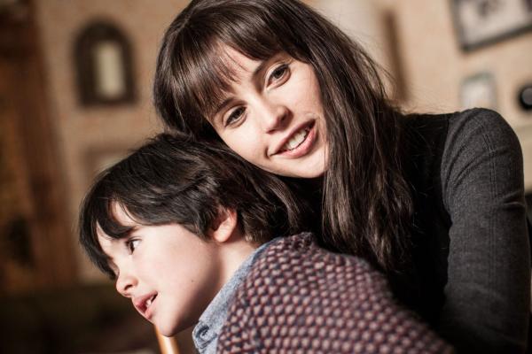 Bild 1 von 10: junger Conor (Max Golds, l.); Elizabeth (Felicity Jones)