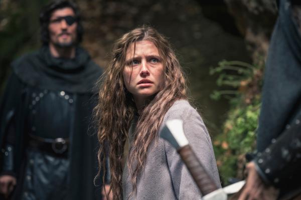 Bild 1 von 10: Jolanthes (Svenja Jung) Suche nach dem Topf, der süßen Brei kocht, weckt allenthalben Begehrlichkeit (im Hintergrund Stipe Erceg als \