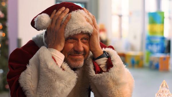 Bild 1 von 1: Der Weihnachtsmann (Wayne Carpendale) fasst nicht, dass er in einer Zeitschleife gefangen ist.