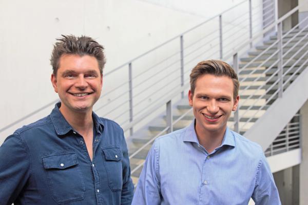 Bild 1 von 6: Lutz van der Horst (l.) und Fabian Köster (r.) sind im Deutschen Bundestag zu Besuch.