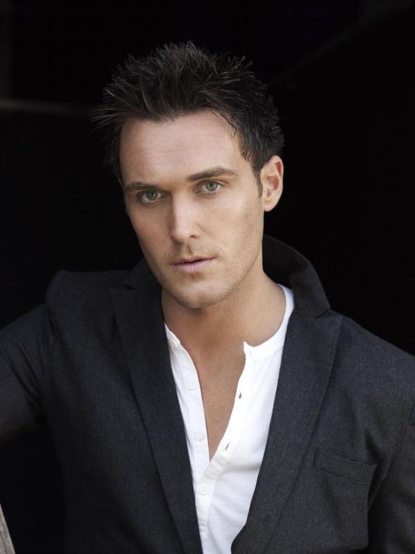 Bild 1 von 48: (2. Staffel) - Wayne Rigsby (Owain Yeoman) arbeitet bei einer Spezialeinheit, die von Teresa Lisbon geleitet wird ...