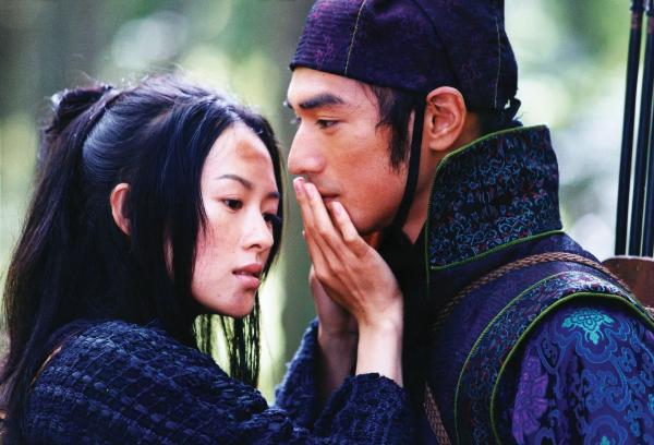 Bild 1 von 19: Als sich die blinde Rebellin Mei (Zhang Ziyi, l.) in Jin (Takeshi Kaneshiro, r.) verliebt, entbindet sie den Zaudernden von allen Verpflichtungen und reitet allein weiter, tief in den Bambuswald hinein. Doch bereits nach kurzer Zeit folgt Jin Meis Spuren ...