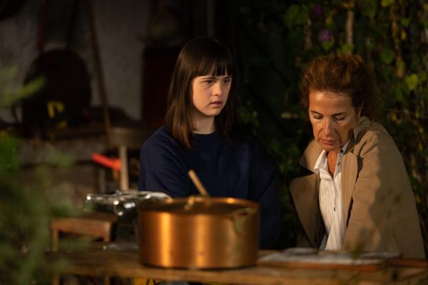 Bild 1 von 15: In einer Aussprache bittet Emma (Juliane Siebecke, l.) ihre Mutter Lucia (Clelia Sarto, r.), sich endlich mit ihrem Opa auszusöhnen.