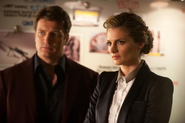 Bild 1 von 33: Der aktuelle Fall führt Castle (Nathan Fillion, l.) und Beckett (Stana Katic, r.) mal wieder zu dem Mann, der auch für den Tod von Becketts Mutter verantwortlich ist ...