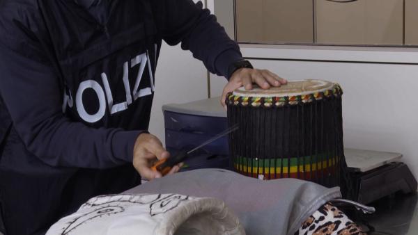 Bild 1 von 2: Bunt und auffällig: Eine Trommel im Rasta-Look weckt die Neugier der Einsatzkräfte - was verbirgt sich im Inneren?