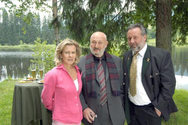 Bild 1 von 18: Im Bild (v.li.): Andrea L?Arronge (Gräfin Schönberg), Rolf Hoppe (Manninger/Santigo), Peter Lerchbaumer (Bürgermeister).
