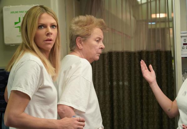 Bild 1 von 8: Dee Reynolds (Kaitlin Olson, l.); Mrs. Mac (Sandy Martin, r.)