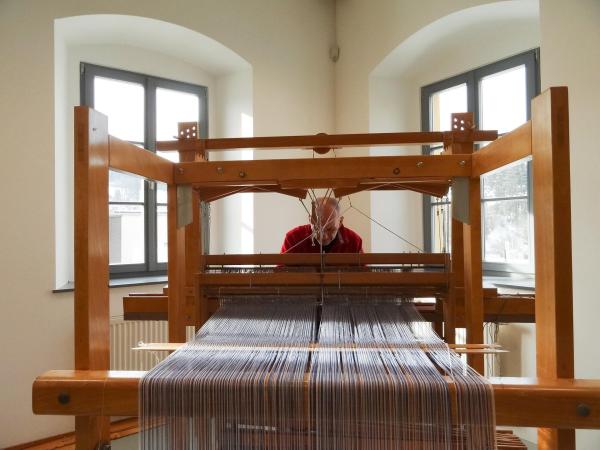 Bild 1 von 12: Im Bild: Haslach an der Mühl: Die Webertradition des Mühlviertels wird hier im textilen Zentrum weitergeführt - mit Flachs wie früher.