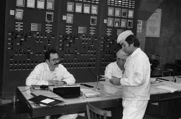 Bild 1 von 3: Ingenieur Aleksandr Akimov (li.) arbeitete in der Nacht der Katastrophe in Tschernobyl und starb später an einem akuten Strahlensyndrom. Nach dem Ende der Sowjetunion wurde klar, dass der Reaktor einen von vornherein bekannten Konstruktionsfehler hatte.