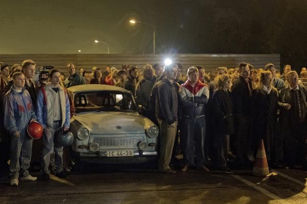 Bild 1 von 4: Immer mehr DDR-Bürger versammeln sich vor der Grenzübergangsstelle, um wie angekündigt in den Westen reisen zu können.