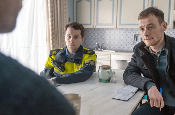 Bild 1 von 2: Barry (Alex Murphy, Mi.) und Inspector Keogh (Alan Mahon, re.) befragen Conall (Dónall Ó Héalai, li.) zur Mordnacht. Doch der kann sich an nichts erinnern.