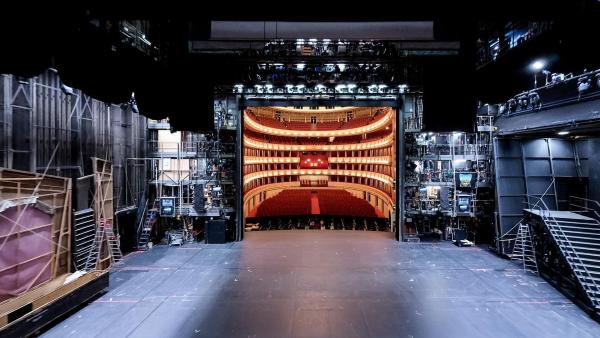 Bild 1 von 23: Im Bild: Staatsoper, Bühnenperspektive.