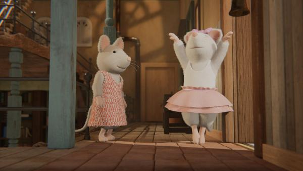 Bild 1 von 2: Julia (links) bewundert Ella. Sie würde auch gerne so schön tanzen können wie Ella (rechts).© ZDF/Cielo Films/Caribara Production/SuperswissRed/M.A.R.K.13/ZDF Studios GmbH - Honorarfreie Verwendung gemäß AGB im redaktionellen Zusammenhang mit genannter Sendung bei Nennung \