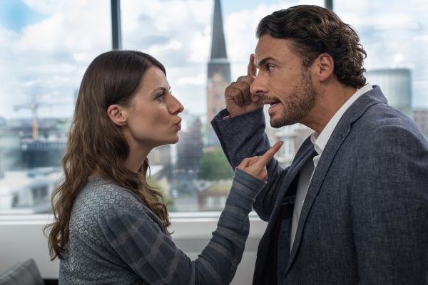Bild 1 von 7: Anna (Julia Hartmann) und Max (Stephan Luca) geraten häufig aneinander.