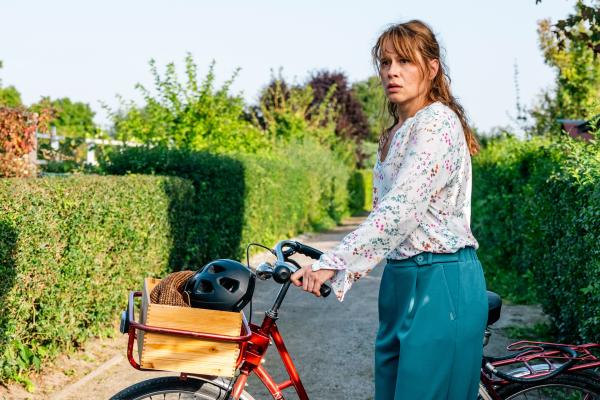 Bild 1 von 5: Annika Bergen (Tabea Bettin) ist nach dem Tod ihres Partners noch immer erschüttert. Plötzlich begegnet sie in der Schrebergartensiedlung eine Person, die ihrem toten Partner zum Verwechseln ähnlich sieht.