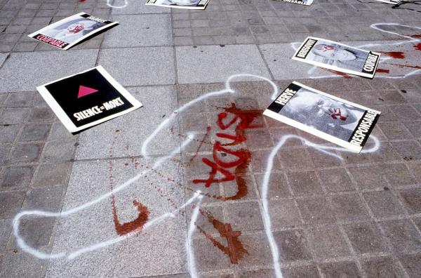 Bild 1 von 2: Die Aktivisten von Act Up-Paris machten mit auffälligen Protesten, zivilem Ungehorsam und kreativen Aktionen auf die Ausbreitung von Aids in Frankreich aufmerksam und klärten auf.