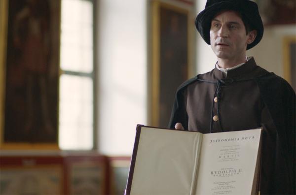 Bild 1 von 7: Nach jahrelanger Forschung präsentiert Johannes Kepler (Christoph Bach) sein Werk ?Astronomia Nova? ? ?Neue Astronomie?, das bis heute eine wesentliche Grundlage der Himmelsforschung darstellt.