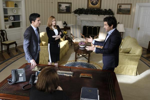 Bild 1 von 10: (v.l.n.r.) Harris (Ian Anthony Dale) Grace (Jennifer Finnigan); Darius (Santiago Cabrera); Präsidentin Mackenzie (Tovah Feldshuh)