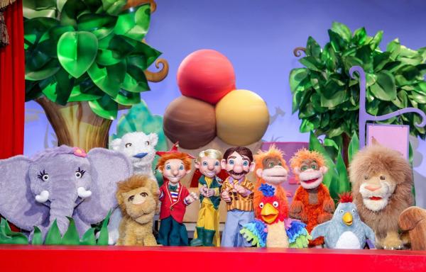 Bild 1 von 22: Im Bild: Elefant Ella, Eisbär Eddi, Löwe Leopold, Kasperl, Tierpflegerin Trixi, Bürgermeister, Affe Bobby, Löwe Gustav, Papagei Max.